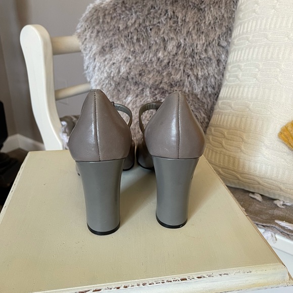 Gorgeous “greige” heels! Like new! - Picture 4 of 6